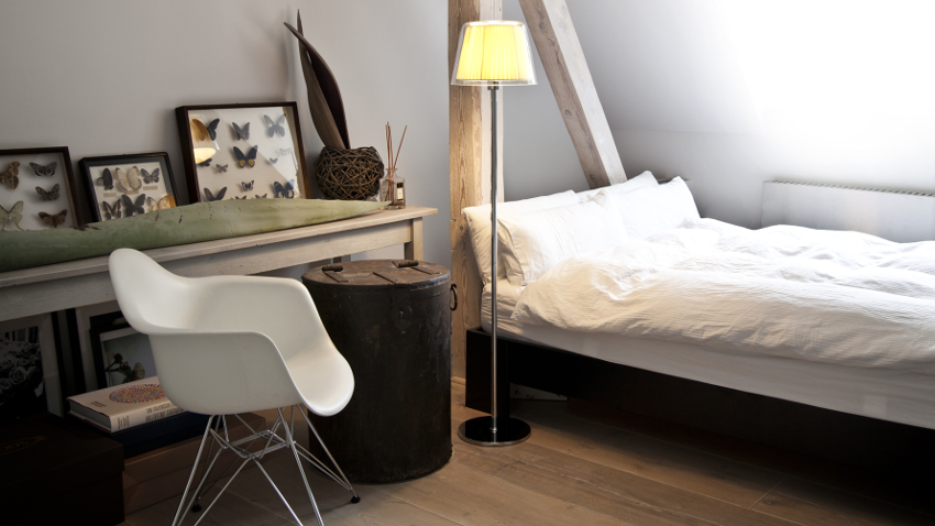 staande bedlamp met gele kap
