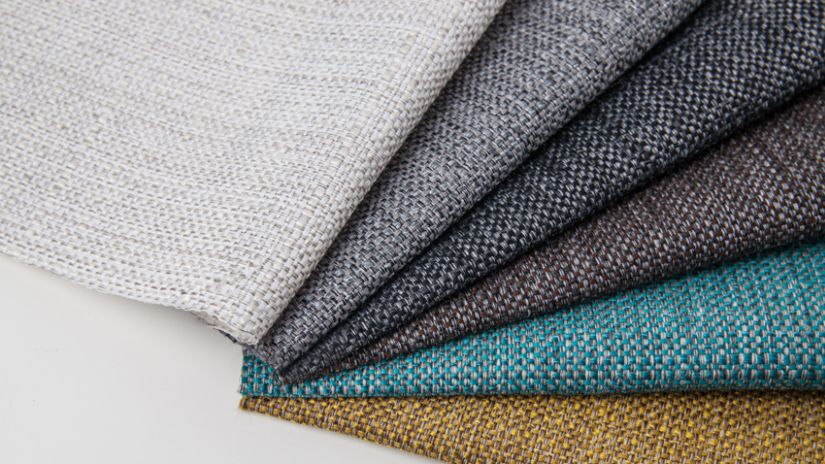 opgevouwen stoffen in kalme kleuren
