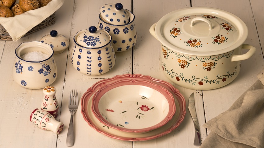 landelijk servies op houten tafel