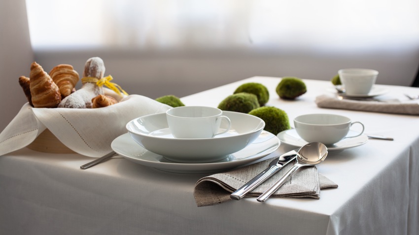 modern servies op ontbijttafel