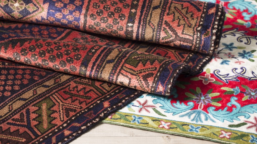opgerolde oosterse tapijten in verschillende kleuren