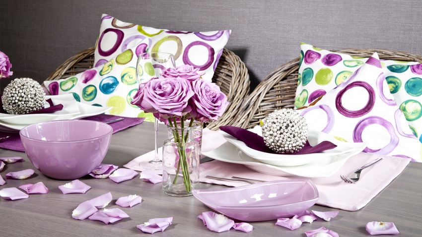 roze servies met bloemen