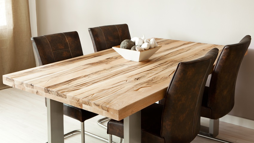 bruine leren eetkamerstoelen aan design houten eettafel