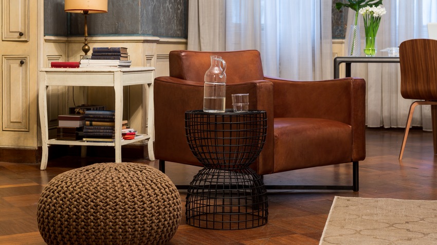 bruine leren stoel in klassiek interieur