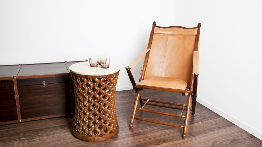 tropische leren stoel met rotan bijzettafel