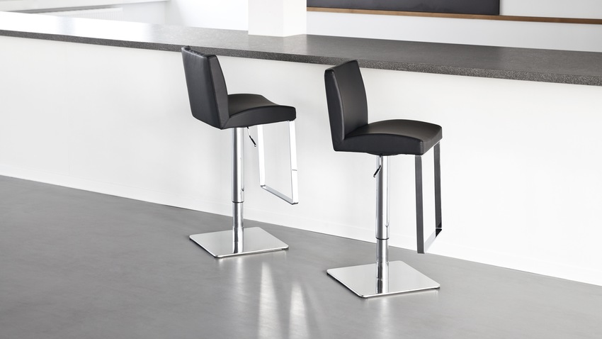 moderne zwarte leren barstoelen