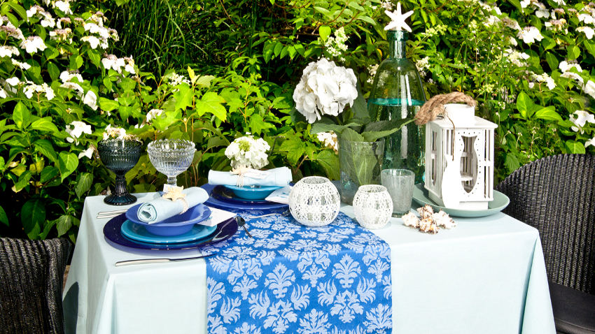blauw plastic tafelkleed op tuintafel