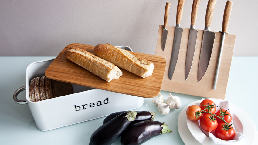 houten broodplank en broodmand