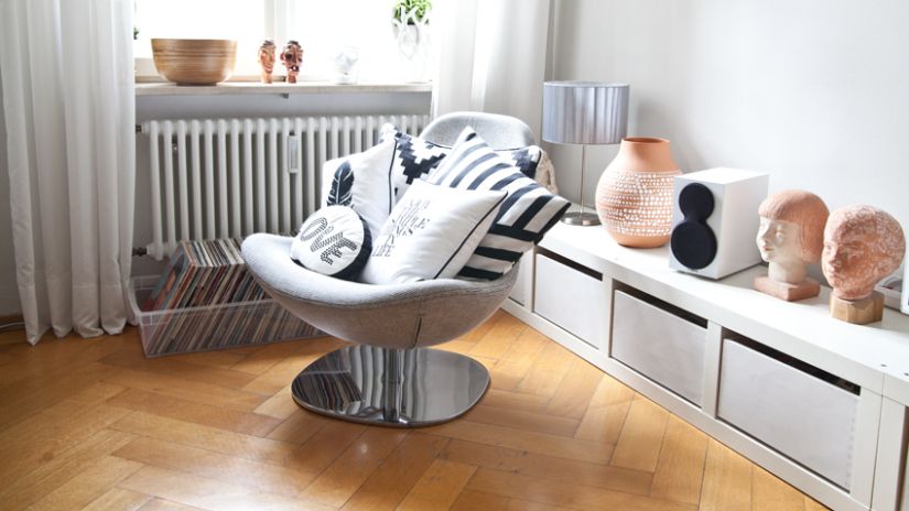centrale verwarming naast modern fauteuil