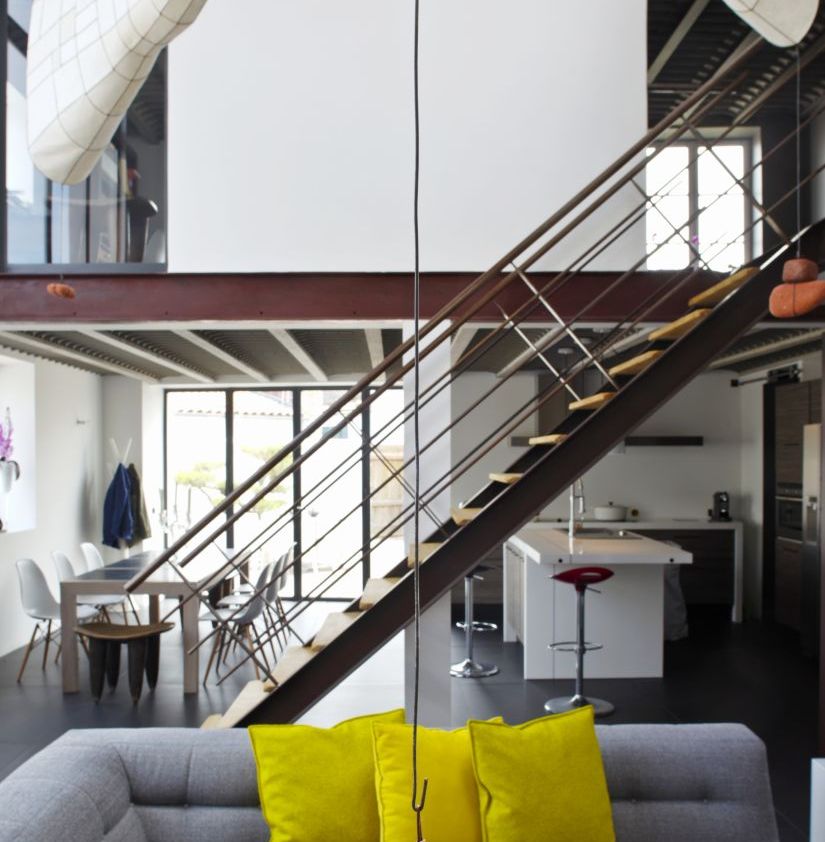 metalen zwevende trap in retro interieur