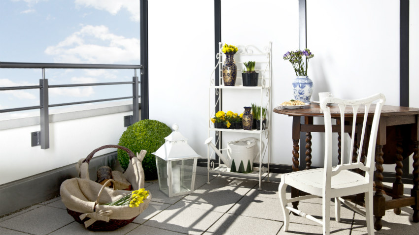 ronde houten tuintafel op balkon