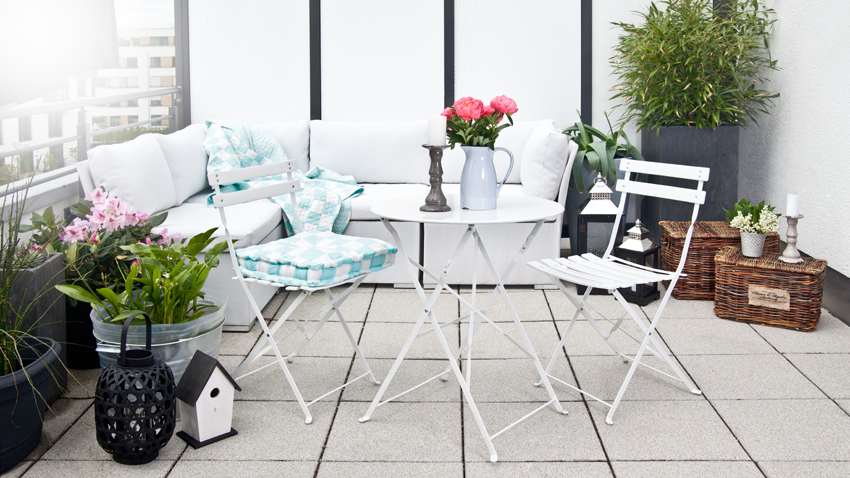 kleine metalen ronde tuintafel op balkon