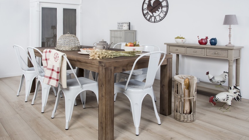 houten uitschuifbare tafel met retro stoelen