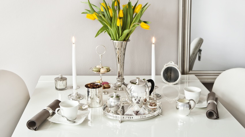eettafel hoogglans wit met klassiek servies
