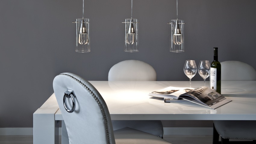 eettafel hoogglans wit leren stoelen design hanglampen