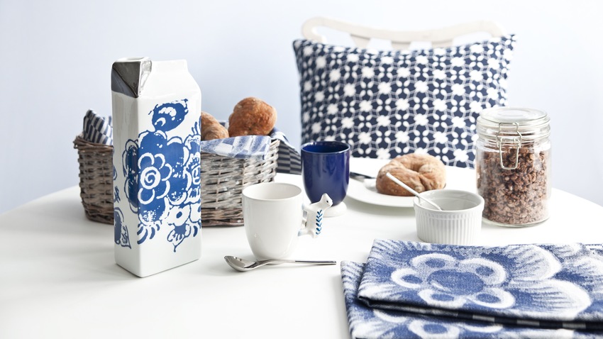 eettafel hoogglans wit met maritieme kussens