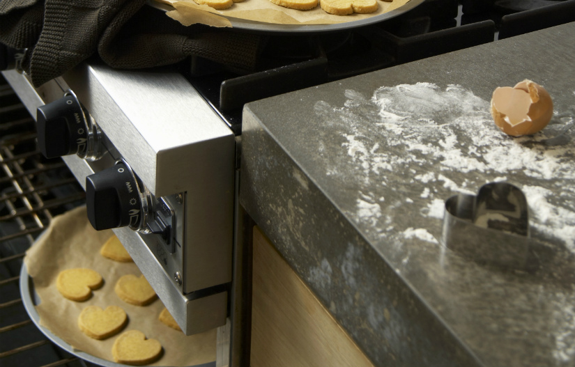 granieten aanrechtblad keuken bakken oven bloem koekjes bord