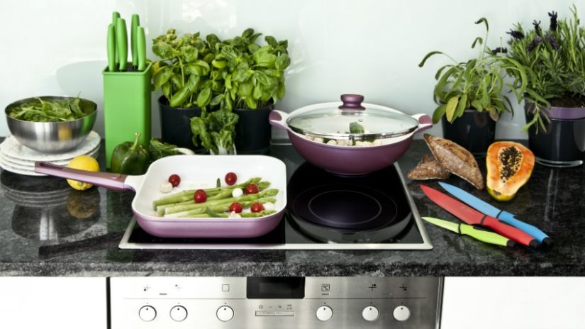 Keramisch keukenblad met kookplaat met braadpannen