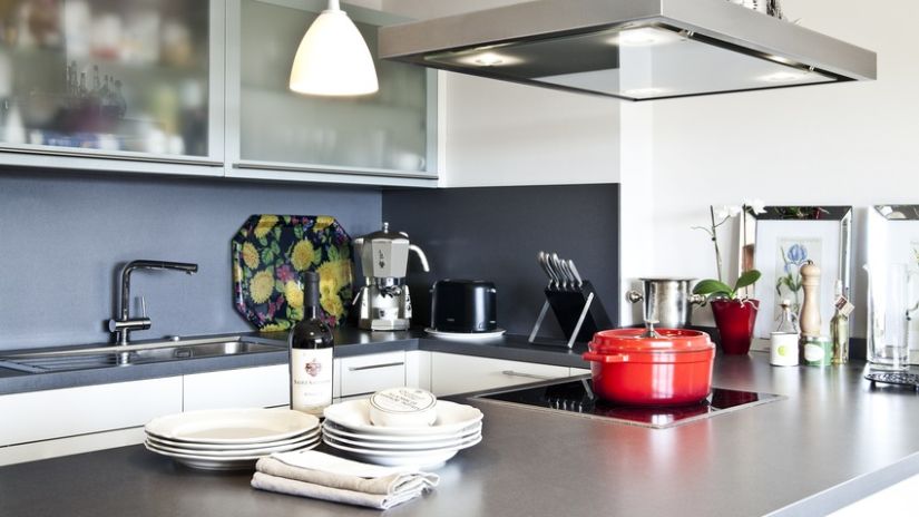 Keramisch keukenblad in moderne lichte keuken