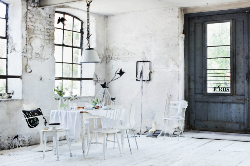 witte vloeren industriële look schuren ramen stoel lamp