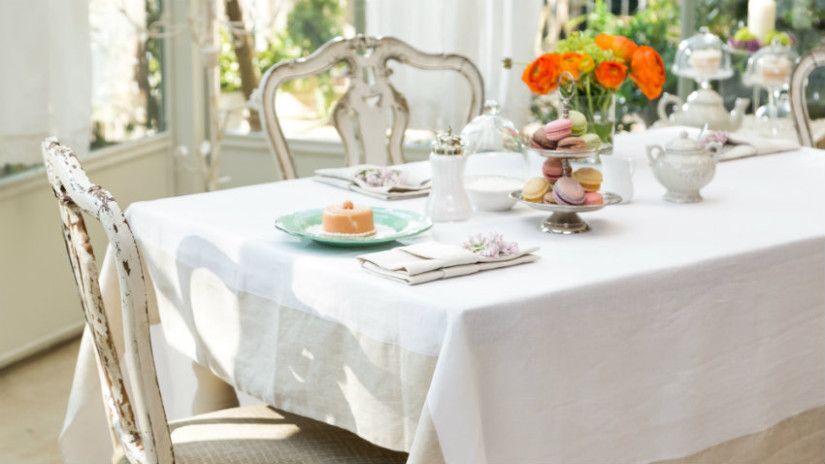 Brocante keuken eettafel witten klassieke stoelen shabby chic
