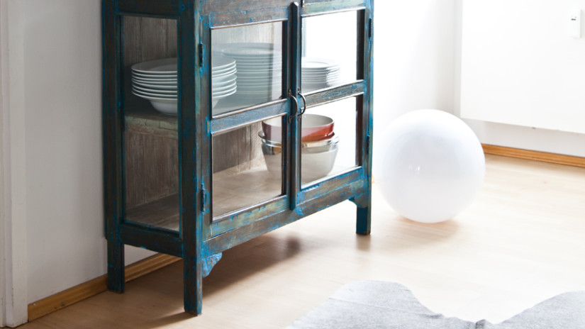 Brocante keuken romantische vitrine stijl klassiek donkerblauw