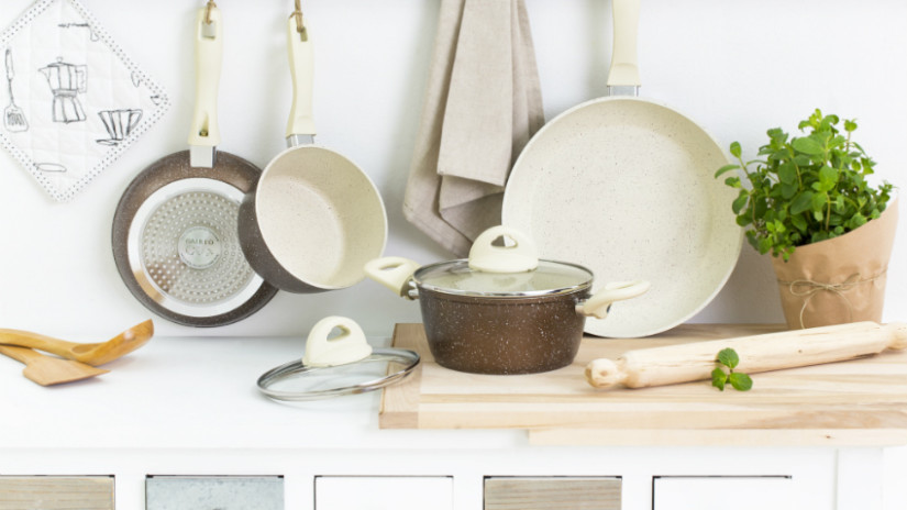 Brocante keuken klassieke pannen snijplank deegroller hout