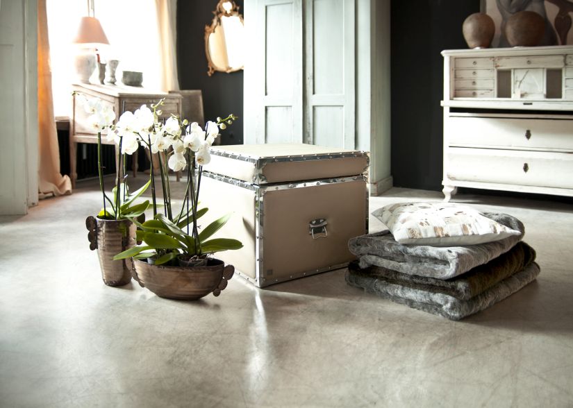 brocante inrichting met oude koffer