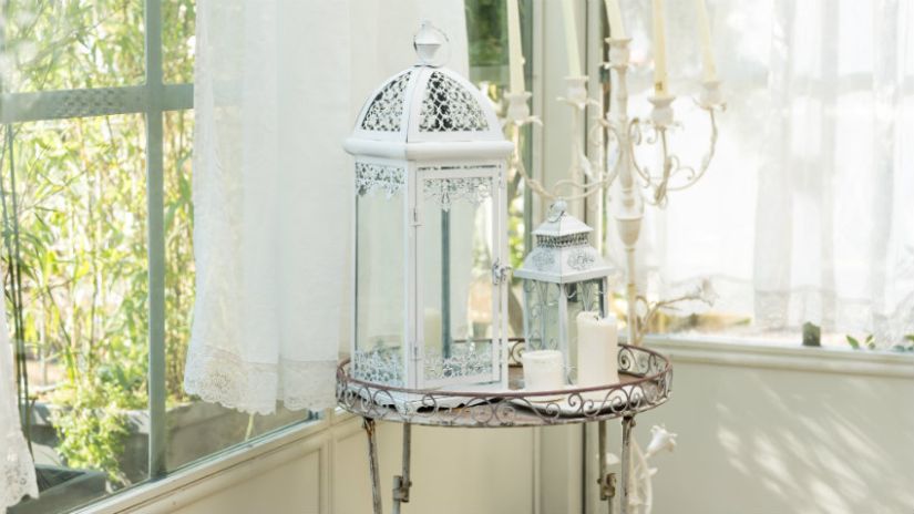 brocante inrichting metalen windlicht op tafel in serre