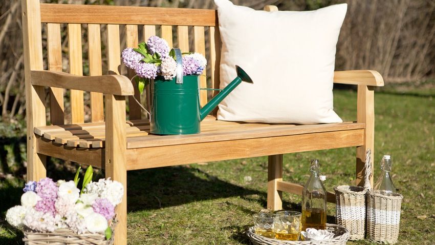 naturel houten schommelbank met wit kussen
