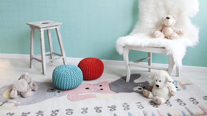 rotan kinderstoel met witte schapenvacht