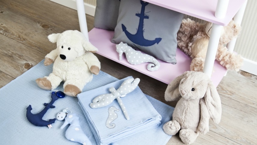 loopfiets jongen blauwe mat en knuffels