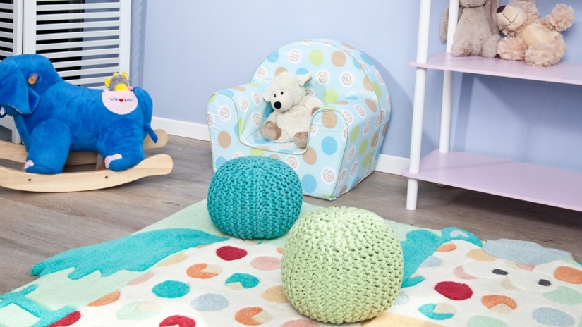 loopfiets meisje groene speelmat in kinderkamer