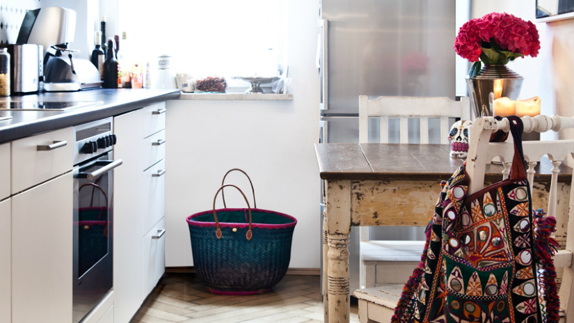 vaatdoekjes mand rode bloemen houten tafel wit zwart