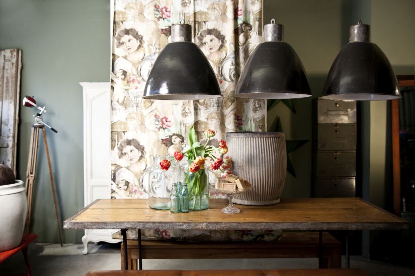 vintage hanglampen boven houten eettafel