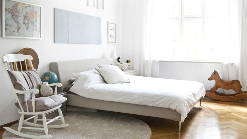 Wit dekbedovertrek lits jumeaux strak modern interieur hobbelpaard
