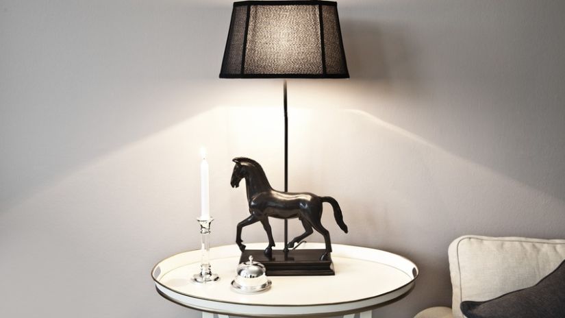 tafellamp zwart met beeldje van een paard