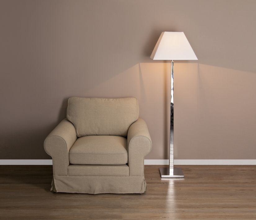 vloerlamp wit naast landelijke beige fauteuil
