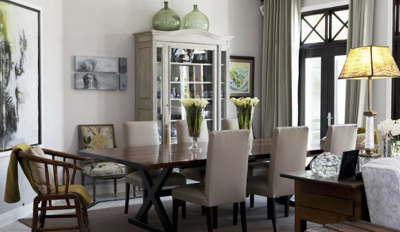 Elegancka serwantka w salonie