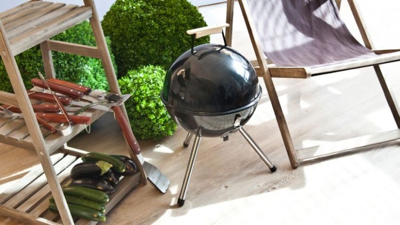Grill z akcesoriami na tarasie