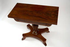 Table à jeu pliable en acajou de style Charles X