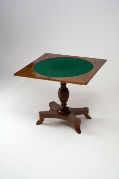 Table à jeu pliable en acajou de style Charles X