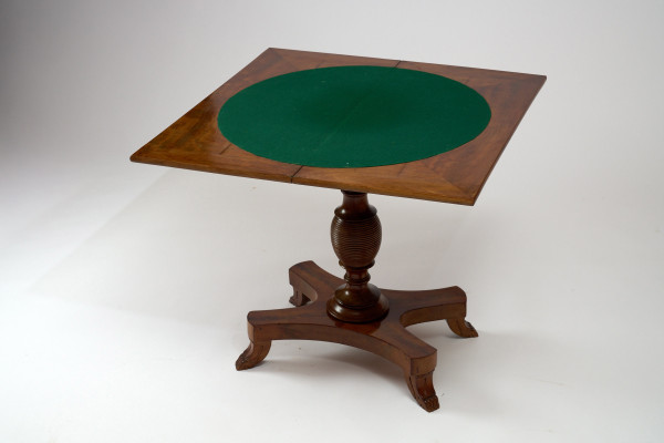 Table à jeu pliable en acajou de style Charles X