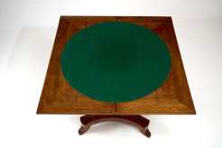 Table à jeu pliable en acajou de style Charles X