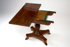 Table à jeu pliable en acajou de style Charles X