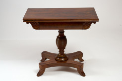 Table à jeu pliable en acajou de style Charles X