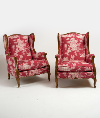 Paire de bergères de style Louis XV ,tissu rouge à motifs