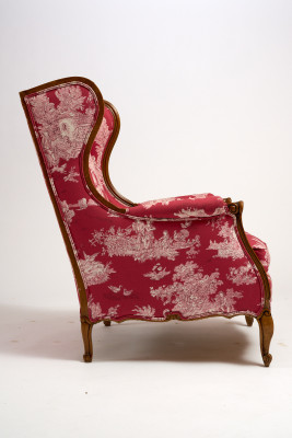 Paire de bergères de style Louis XV ,tissu rouge à motifs