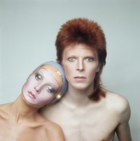 Twiggy and David Bowie on the cover of Bowie's album Pin Ups