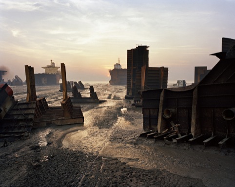 Edward Burtynsky Shipbreaking #13, Chittagong, Bangladesh 2000